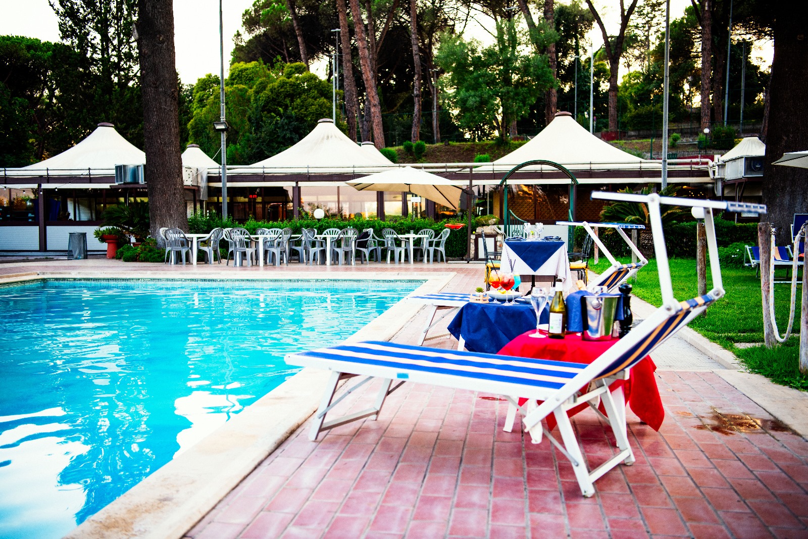 Aperitivo al ristorante bordo piscina Roma NC Blu