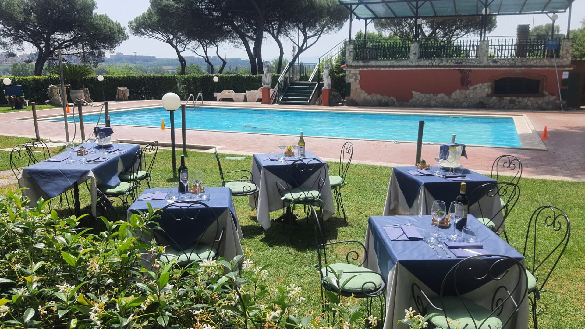 Piscina del ristorante bordo piscina NC Blu Roma a Saxa Rubra