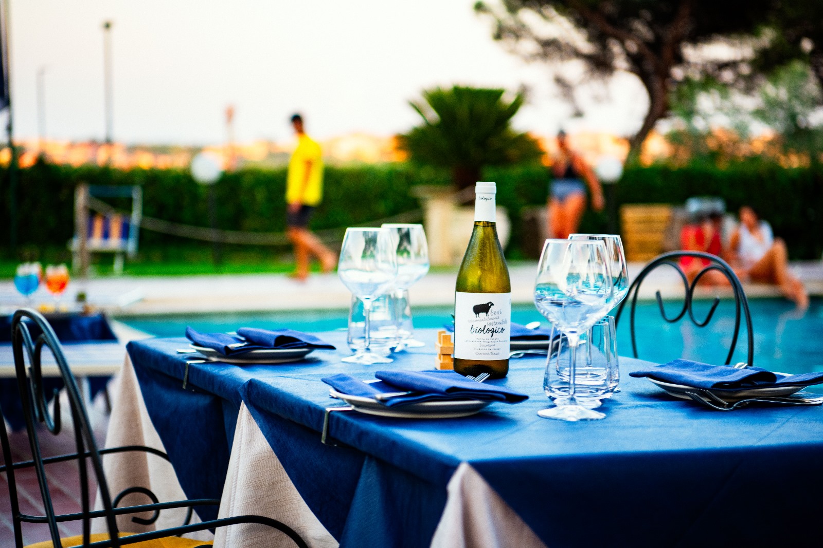 Tavolo apparecchiato al ristorante bordo piscina Roma NC Blu