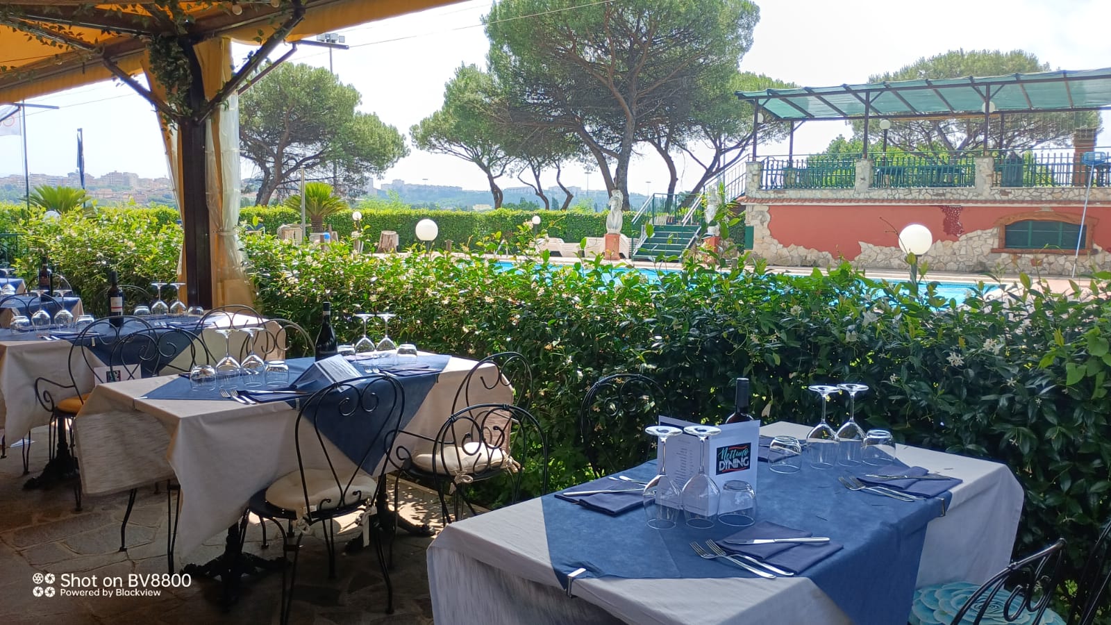 Terrazza con vista piscina del music club Roma NC Blu